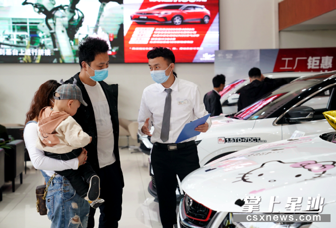 　　3月28日，长沙县汽车消费节正式启动，政府千万补贴，车商亿元让利，刺激汽车消费市场回暖。 盛磊 摄
