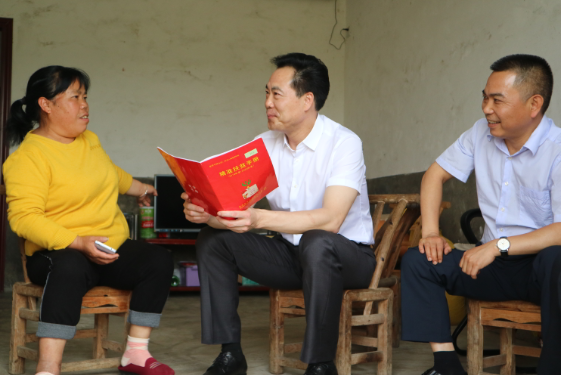 张作林来到金井镇双江社区，走访建档立卡贫困户杨利群家。
