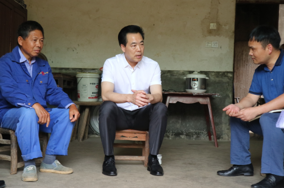 张作林来到高桥镇白石源村，走访建档立卡贫困户刘志平家。