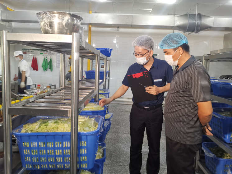 长沙县教育局联合长沙县市场监督管理局选定第三方食品安全咨询机构为今年的14个“三考”考点学校食堂、超市、饮用水等食品安全进行风险监测评估。李丹 摄