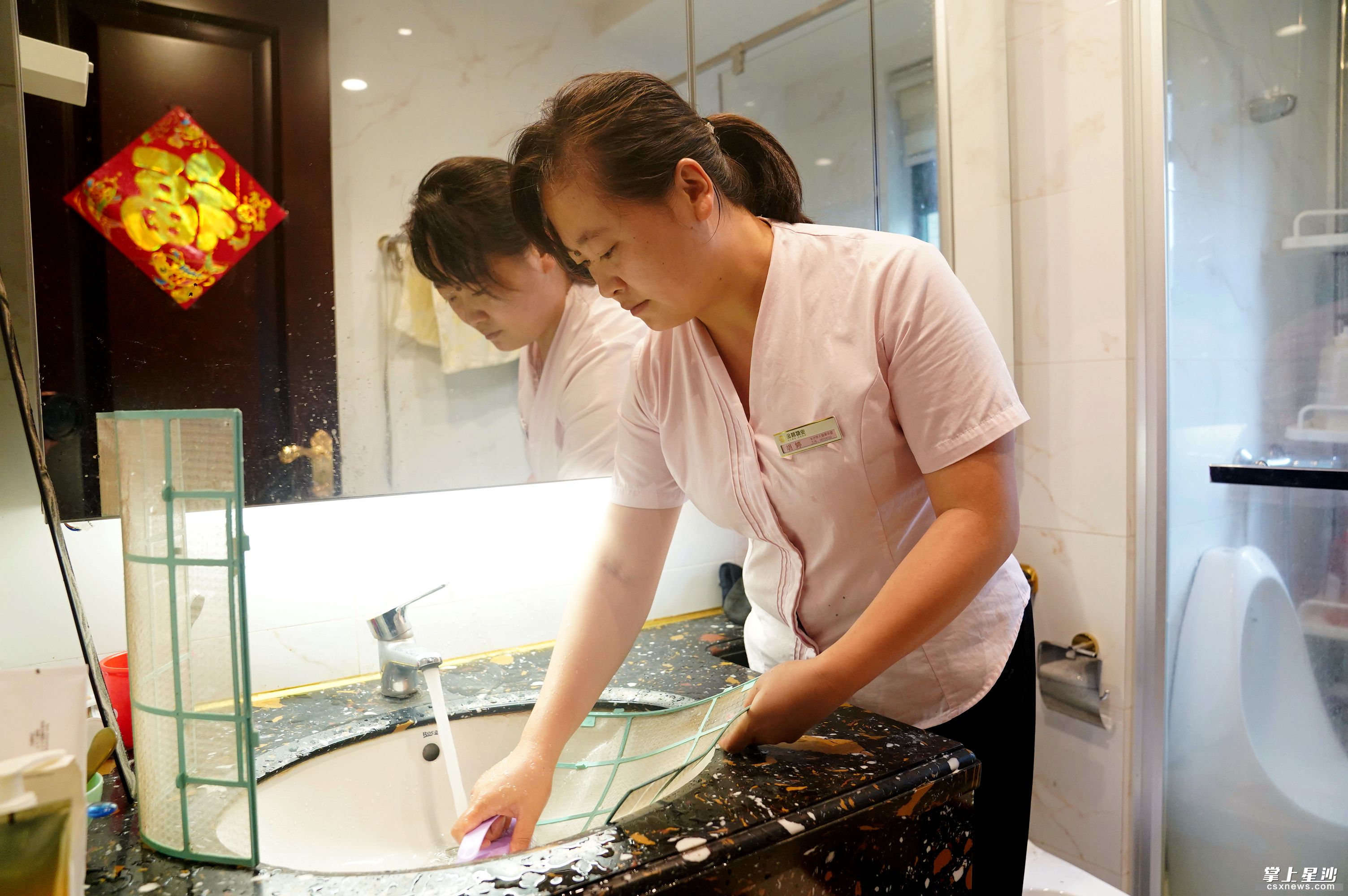 "物业小蜜蜂"入户免费服务获居民点赞