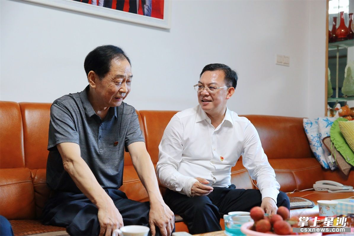 随后,沈裕谋一行还前往老干部汤定一,柳冠群,黎勇,周桂龙家,与他们