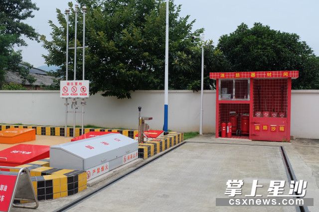 图为中国石油福农加油站卸油区.