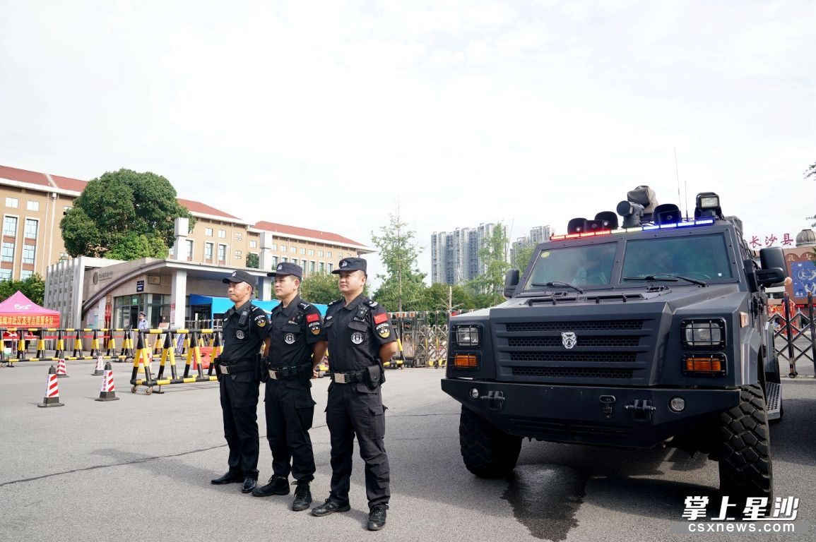 长沙县公安特警在校门口站岗,为高考护航盛磊 摄