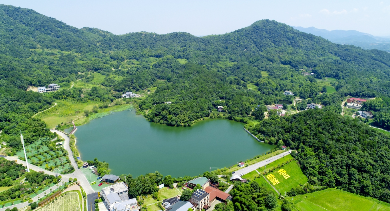 　　慧润露营基地的爱情湖
