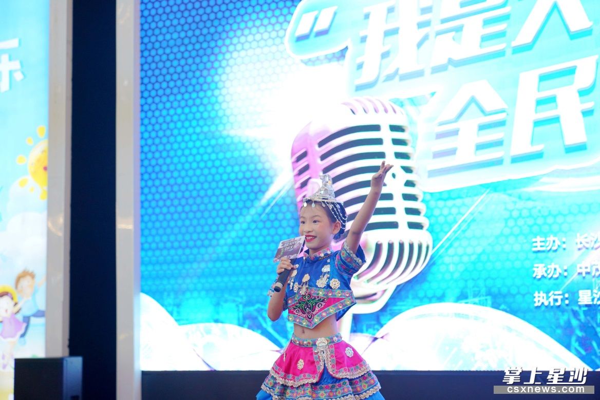 邓家璇演唱的一首清脆嘹亮的歌曲，赢得现场阵阵掌声。