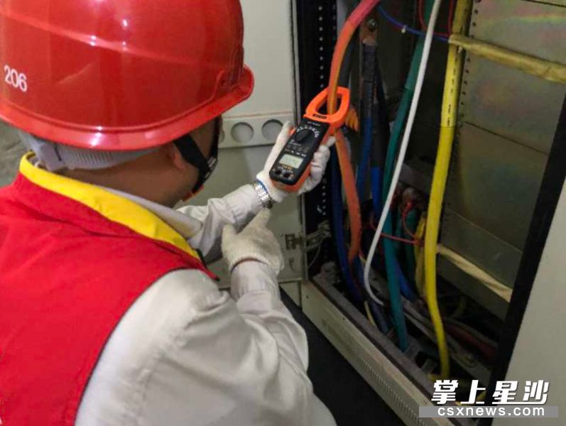 国网长沙县供电公司员工对电力设施进行检查维护。 公司供图