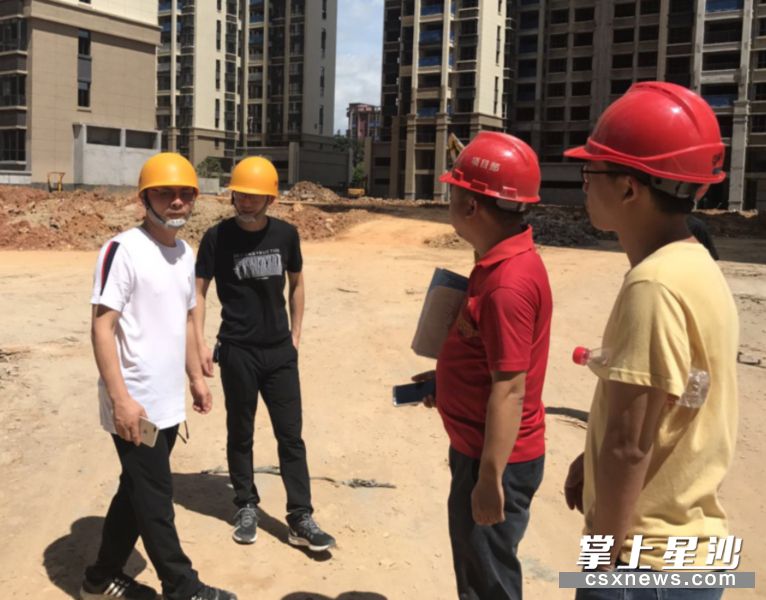 8月6日中午，长沙县住建局工作人员对在建工地落实“高温令”情况采取“四不两直”方式进行突击检查。