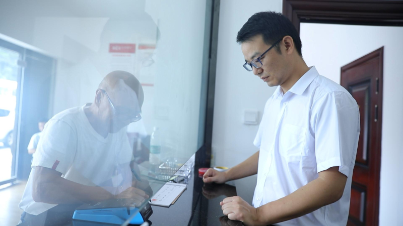 图为长沙银行某农金站站长在为前往办事的人员提供金融服务。均为宋彬彬 摄