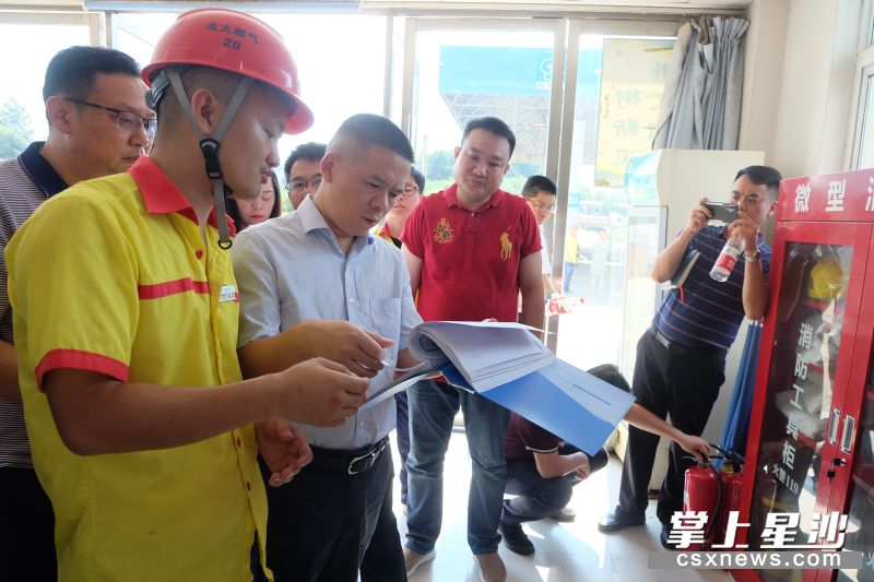 在湖南光大燃气有限公司,赖坤明一行开展高温安全,危化品安全检查工作