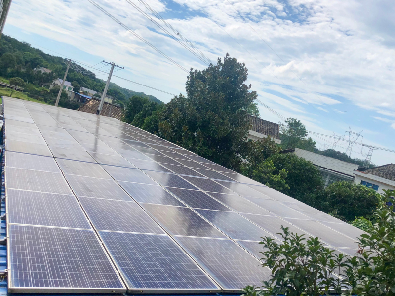 百熙村村部的太阳能光伏发电铺满了整个棚顶。 均为宋彬彬 摄 百熙村村部的太阳能光伏发电铺满了整个棚顶。 均为宋彬彬 摄