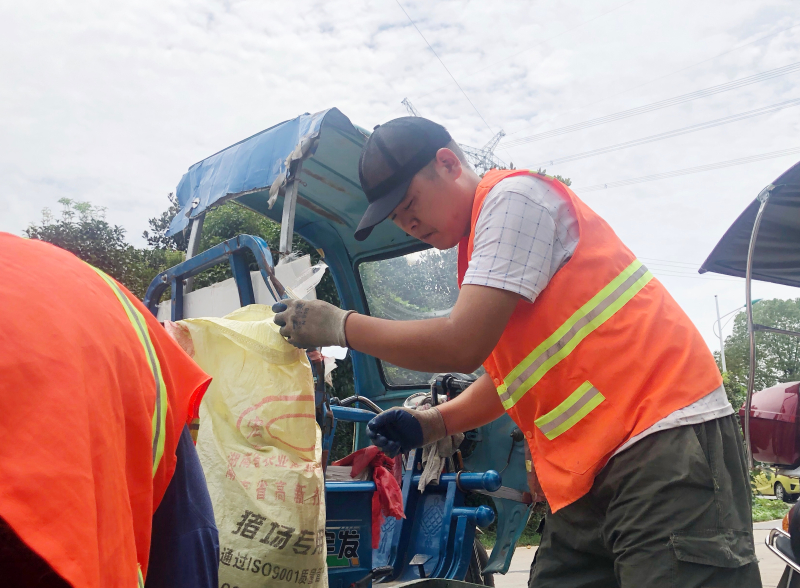 罗沾金在村内从事环卫工作。 罗沾金在村内从事环卫工作。