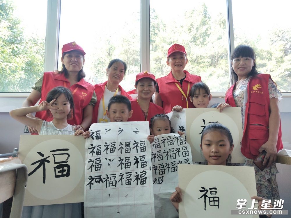 金井镇新时代文明实践所开展了暑期活动，为孩子提供文化服务。彭帅 摄