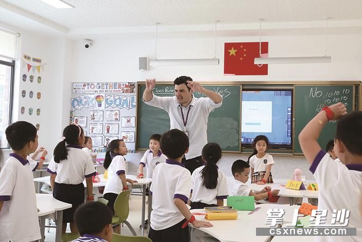 在长沙康礼·克雷格学校，孩子们在与老师的互动游戏中，学会英语单词。
