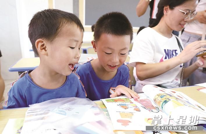 拿到新书，孩子们忍不住好奇地开始翻看，学习新知识。