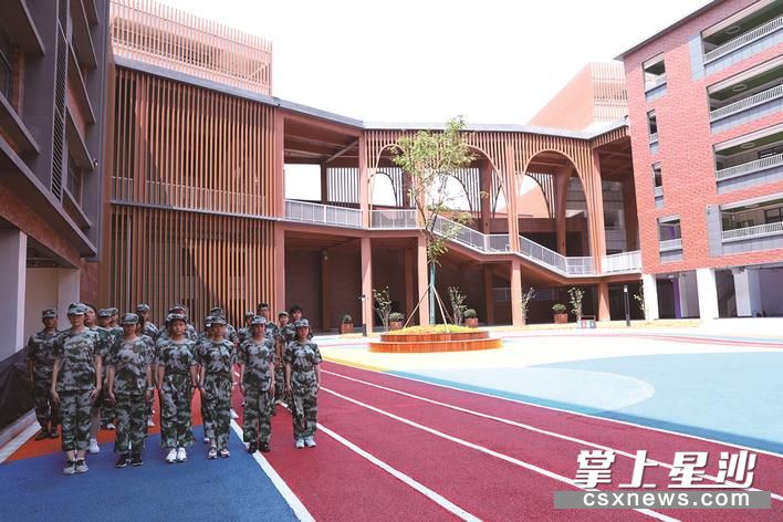 长沙康礼·克雷格学校的高一新生正在军训，这不但能锻炼他们的意志，还能提升团队协作能力。