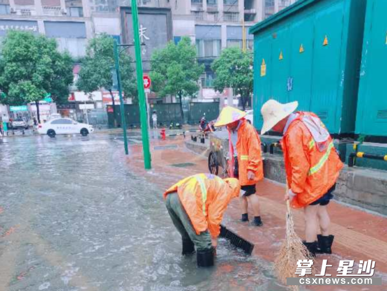 县城管局对多处堵点进行防汛值守排水。