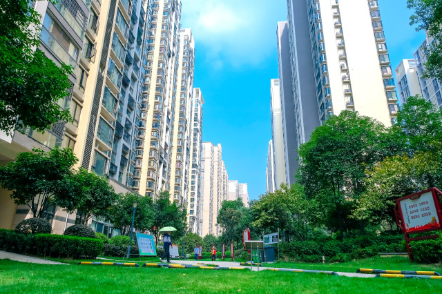 秩序井然,环境优美,蓝山郡小区整改后整体形象得以全面提升.