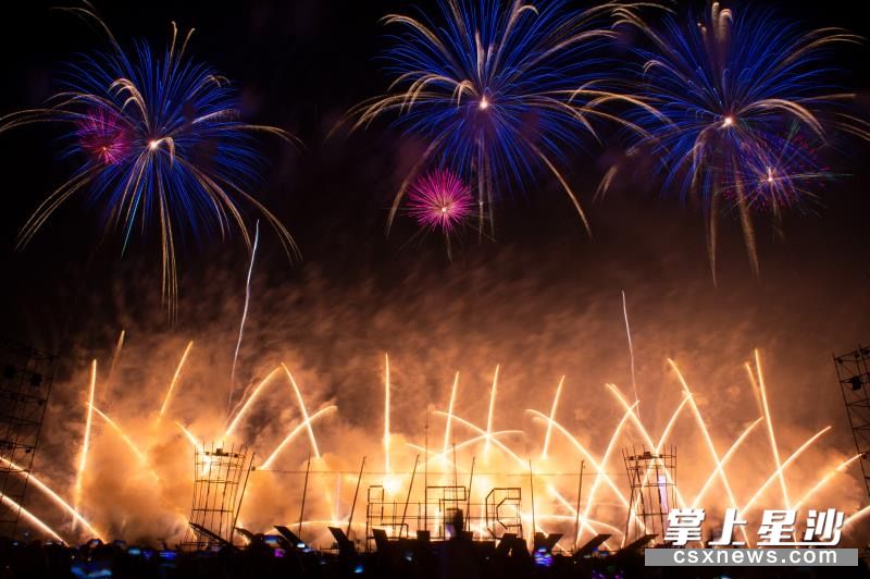 焰火大会现场。均为张迪 摄