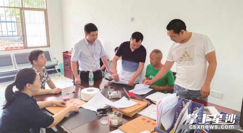 在长沙县黄兴镇一乡一品项目拆迁签约现场，拆迁户正在签约。黄兴镇供图