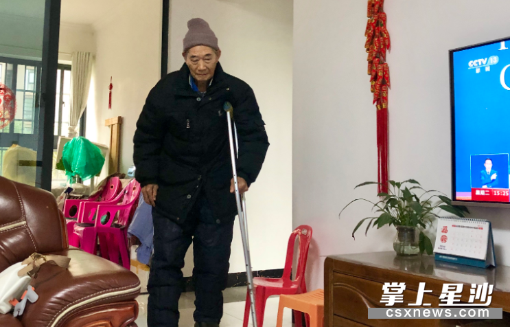 抗美援朝战争中，卢鸣皋冰河里架桥时双腿被冻伤，现需借助拐杖行动。均为宋彬彬 摄