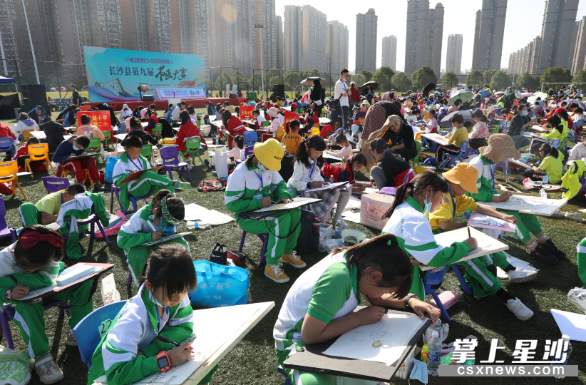 活动现场,星沙实验小学赛区,身着学校统一绿色校服的小画家们埋头创作。 活动现场,星沙实验小学赛区,身着学校统一绿色校服的小画家们埋头创作。
