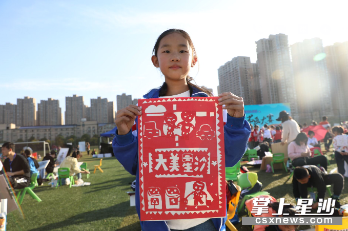 比赛开始,“小画家”“小书法家”们迫不及待“一展身手”。 比赛开始,“小画家”“小书法家”们迫不及待“一展身手”。