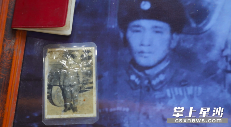 图为黄香林从军时拍摄的旧照。 盛磊 摄