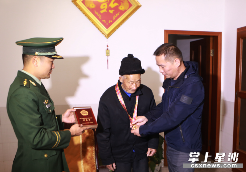 长沙县退役军人事务局局长李壮宇(右一)和武警湖南总队长沙支队执勤五