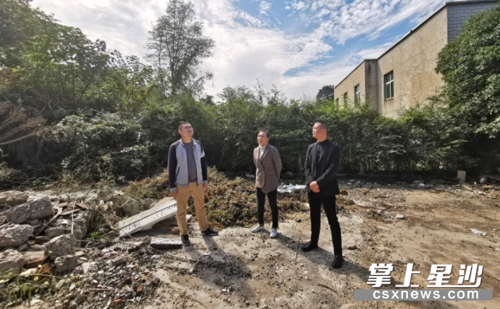 倒房后,毛新宇(右一)有时候还会领着拆迁户去转转,了解他们近期状况,做好后续社保等相关工作,让他们满意。章帝 摄 倒房后,毛新宇(右一)有时候还会领着拆迁户去转转,了解他们近期状况,做好后续社保等相关工作,让他们满意。章帝 摄