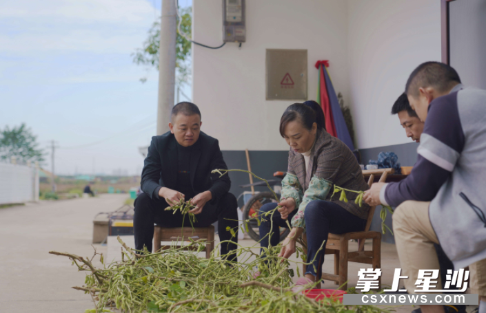图为毛新宇(左一)与拆迁干部入户走访,帮拆迁户排忧解难。章帝 摄 图为毛新宇(左一)与拆迁干部入户走访,帮拆迁户排忧解难。章帝 摄