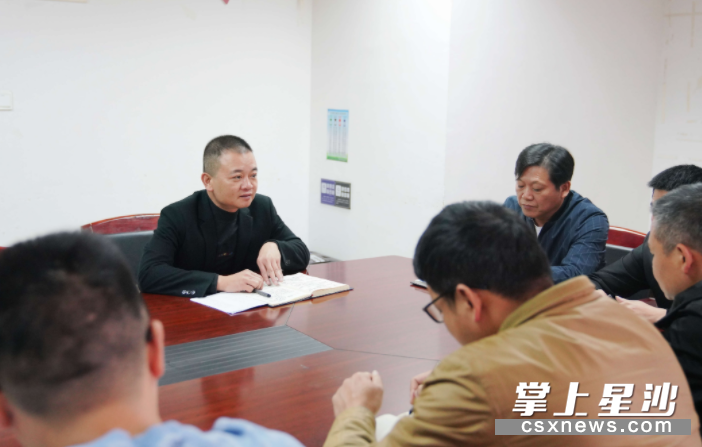 在湘龙街道拆迁工作指挥部,毛新宇和拆迁干部在开项目协调会,商讨如何推进项目拆迁进程。章帝 摄 在湘龙街道拆迁工作指挥部,毛新宇和拆迁干部在开项目协调会,商讨如何推进项目拆迁进程。章帝 摄