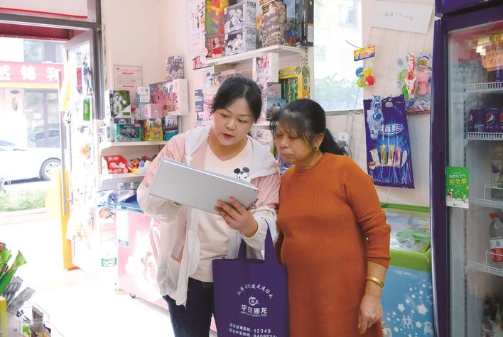 长沙县湘龙街道湘滨社区物管专干兼9号网格员段碧杨(左)在自己负责的网格进行人口普查登记。章帝 摄 长沙县湘龙街道湘滨社区物管专干兼9号网格员段碧杨(左)在自己负责的网格进行人口普查登记。章帝 摄