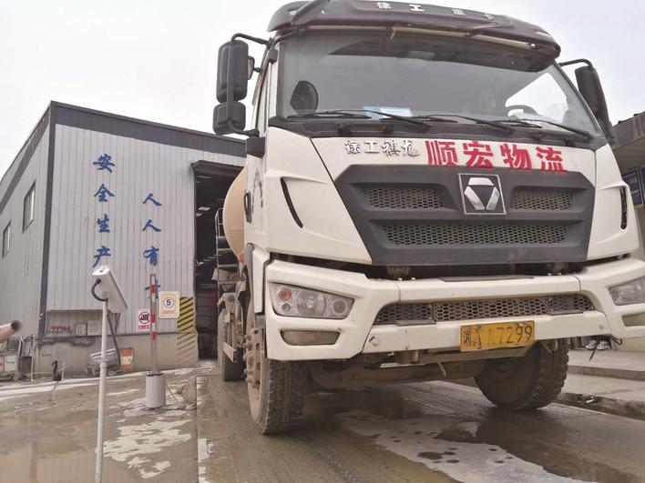 长沙县湘龙街道的湖南人健混凝土有限公司车辆正在过磅.县住建局供图