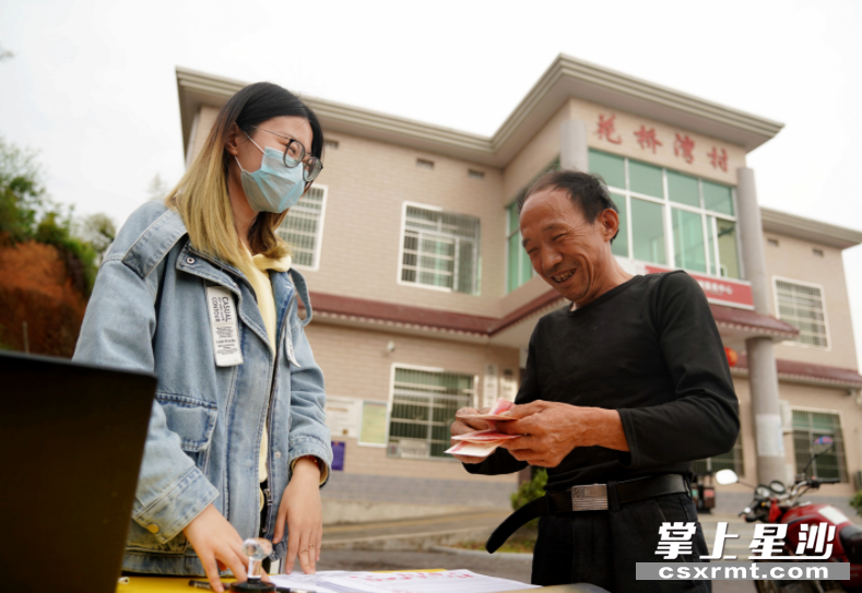 入股湘移农林科技有限公司的长沙县路口镇花桥湾村建档立卡贫困户王泽均不仅在基地打工拿月薪，每年还有分红，心里很踏实。 盛磊 摄