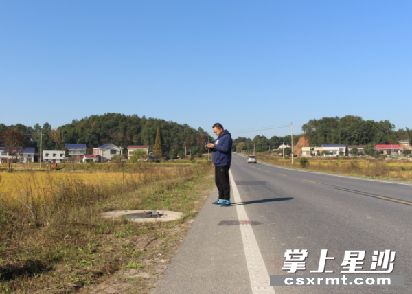 金井镇蓝天办干部许明甲正准备操作无人机进行高空巡查。