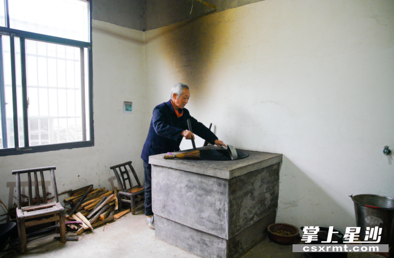 天冷风大，家住安沙镇鼎功村的张定帮却倍感温暖。今年5月，他告别了上世纪七十年代盖的土砖房，搬进了崭新的砖房。均为章帝 摄。