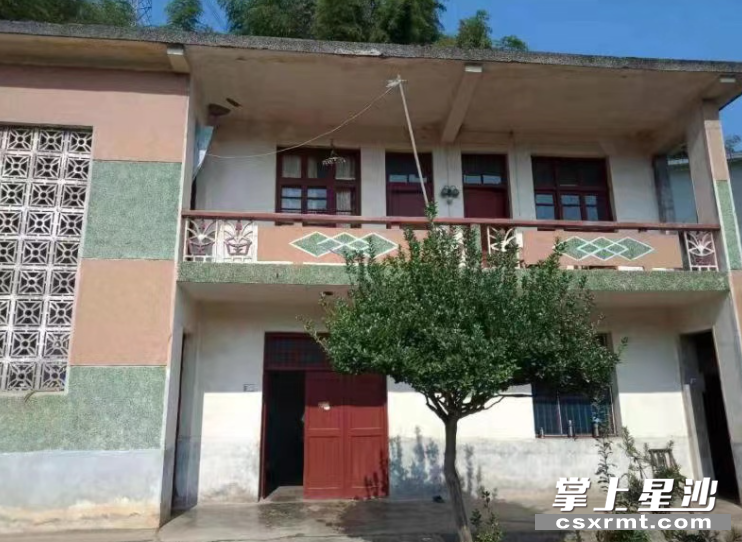 房屋修缮前后。章帝 摄