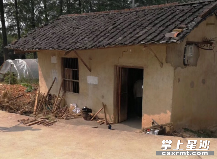 江背镇江背社区徐家大屋组老人彭德英居住的房屋破损严重，墙体开裂。图为改造前。
