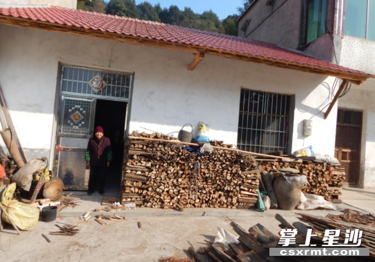 江背镇江背社区徐家大屋组彭德英老人居住的房屋破损严重，墙体开裂，改造后焕然一新。