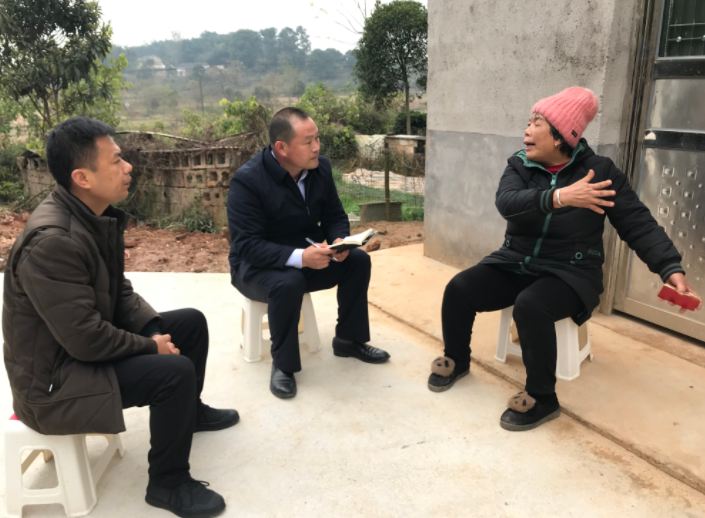 入住两个月后，刘永恒（图中）再次来到沈双霞（图右）家中，走访了解情况。