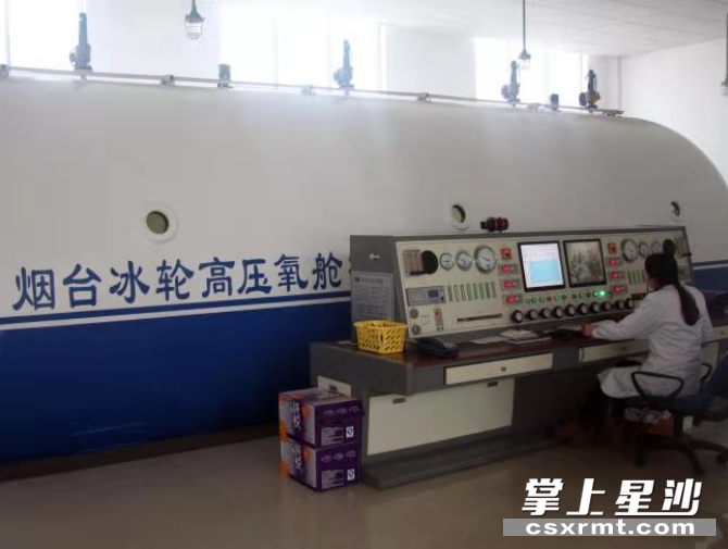 医院目前采用的空气加压氧舱,可同时容纳16人做治疗,除了救治煤气中毒患者,同时用于神经内、外科病人的治疗和康复。医院供图 医院目前采用的空气加压氧舱,可同时容纳16人做治疗,除了救治煤气中毒患者,同时用于神经内、外科病人的治疗和康复。医院供图