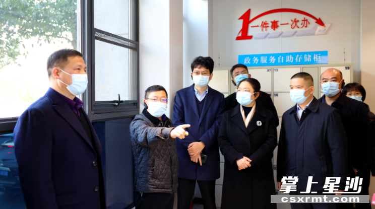 图为陈永实（左二）在长沙县政务中心24小时自助服务区参观并了解运行情况。盛磊 摄