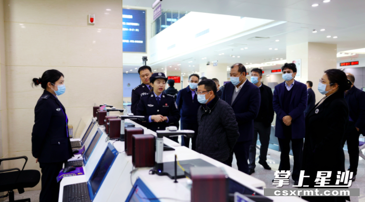 图为陈永实（前排中）参观长沙县公安局人口与出入境接待大厅。 盛磊 摄