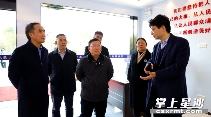 图为陈永实（中）参观长沙县公安局人口与出入境24小时自助服务区，并了解运行情况。 盛磊 摄