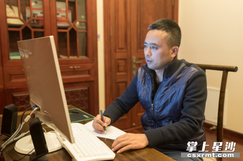 晚上,黄建平在研究如何因地制宜发展鹿芝岭村文旅产业。 刘思源 摄 晚上,黄建平在研究如何因地制宜发展鹿芝岭村文旅产业。 刘思源 摄