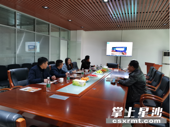 考察人员观看长沙星联电力自动化技术有限公司宣传片。均为供图