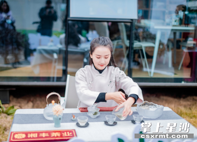 金井镇企业在现场进行茶韵表演，让大家感受茶文化魅力。