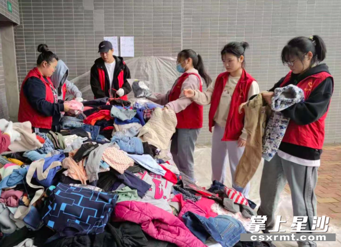 县百熙实验学校连续两年参加冬衣捐赠。李丹 摄