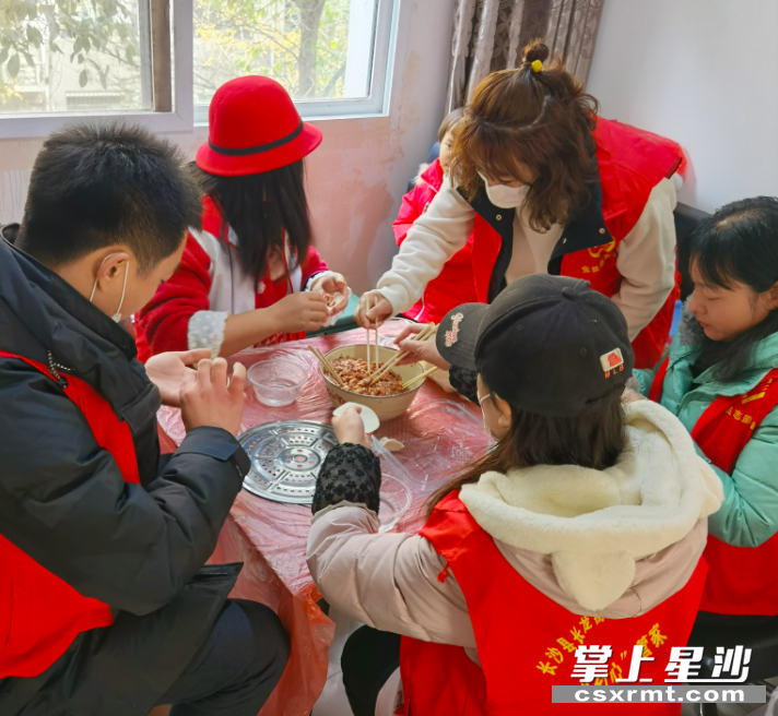 图为长龙街道志愿者入户为群众送温暖。县文明办供图。